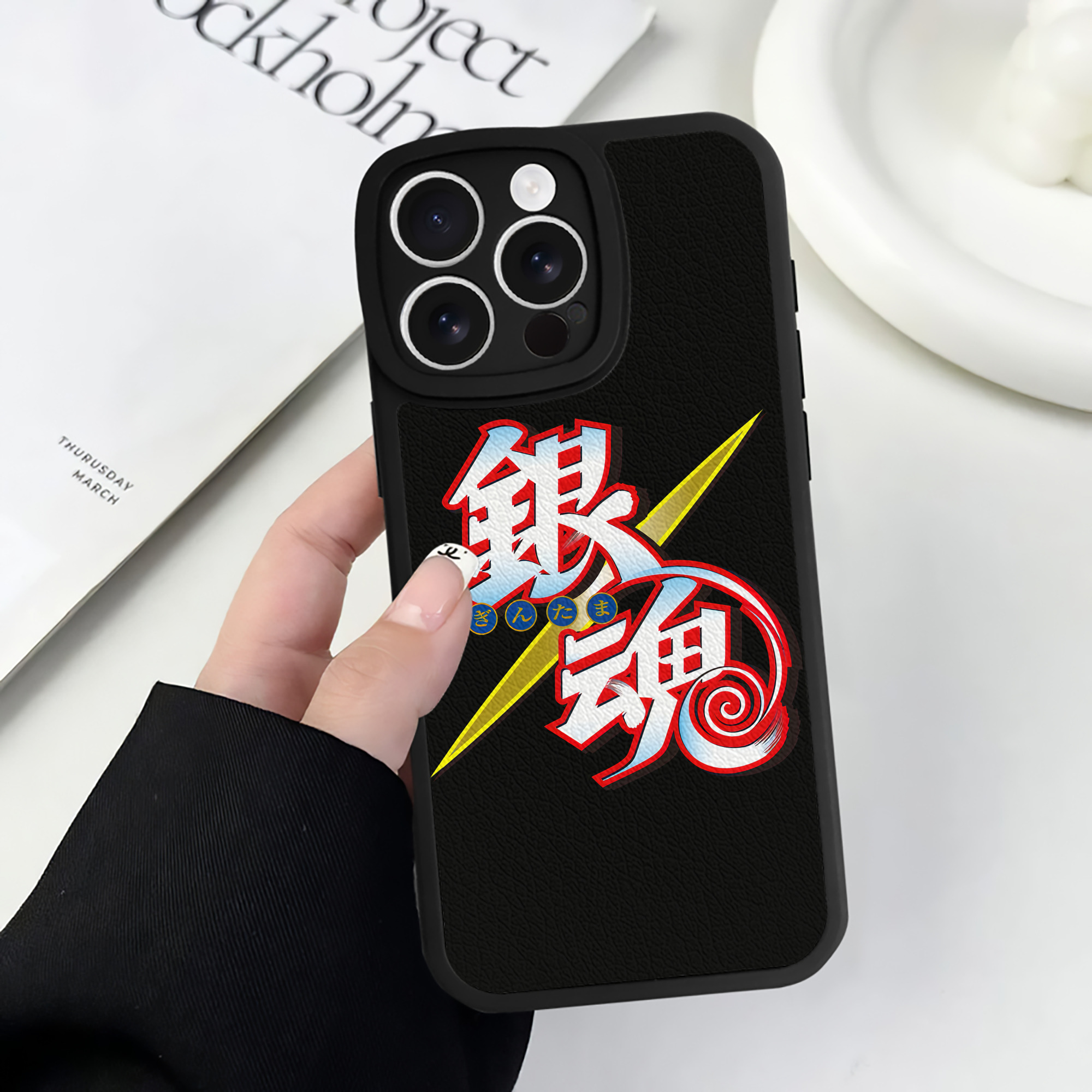 （画像用） ぎんたま 坂田銀時（さかたぎんとき） 神楽 志村新八（しむら しんぱち） GINTAMA Sakata Gintoki Kagura Shimura Shinpachi 【iPhone 16シリーズ対応】シリコンスマホケース（レザー調） 材質：シリコン